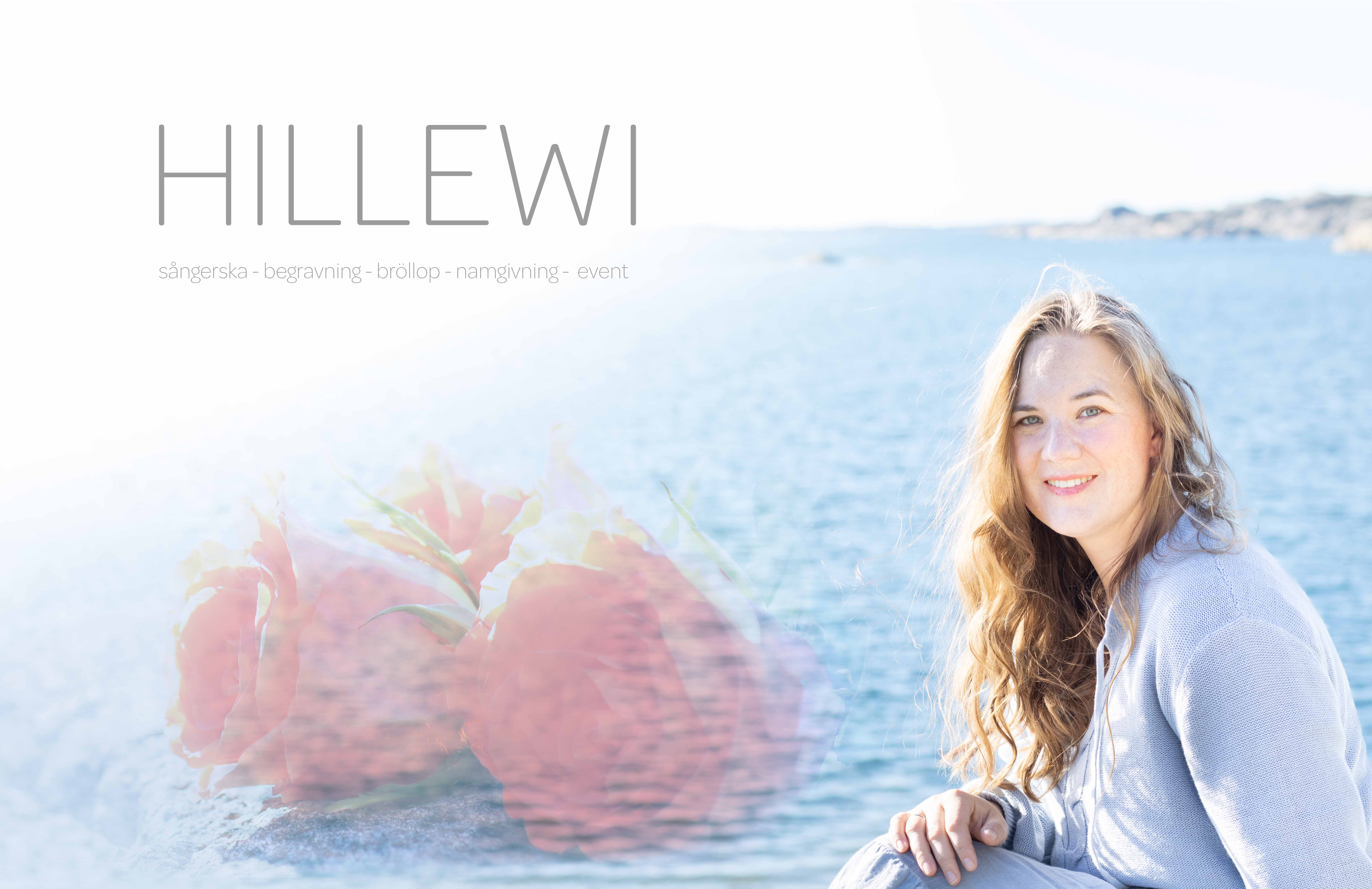 En bild på ett snölandskap med kullar och träd i bakgrunden. Hillewi har en röd kappa på sig och blickar ut över vidderna. Texten Hillewi syns på vänster sida.